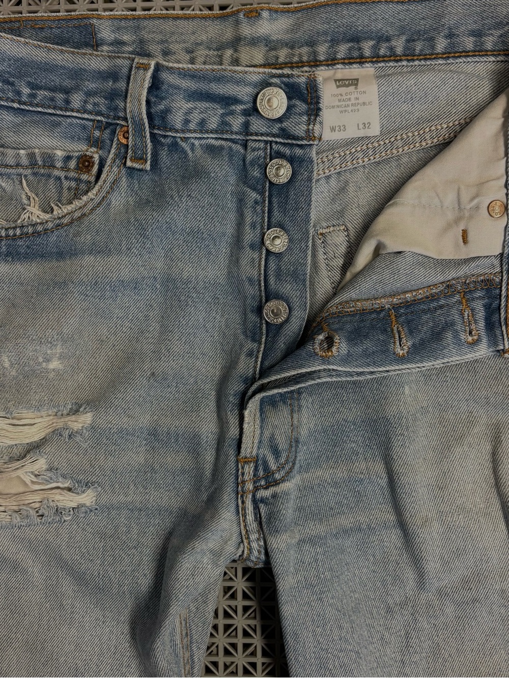Vintage Levi's 501 Light Wash Distressed Button-Fly Blue Jeans Y2K - Picture 5 of 16